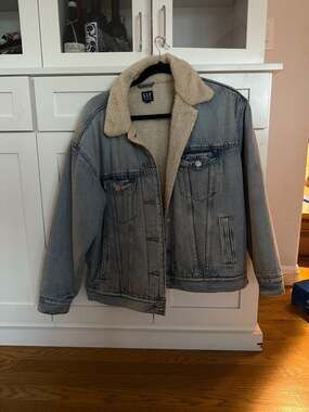 GAP Denim Sherpa Lined Trucker Jacket Light Wash